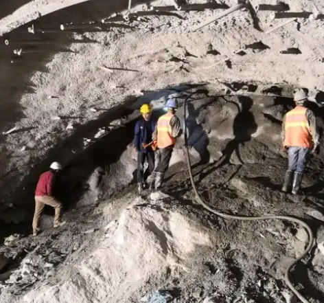 东宝拱顶带模注浆料的施工流程及注意事项